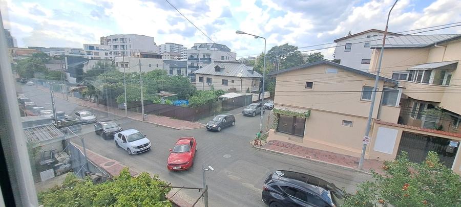 Casă cu 8 camere cu Teren 252 Mp în Mihai Bravu