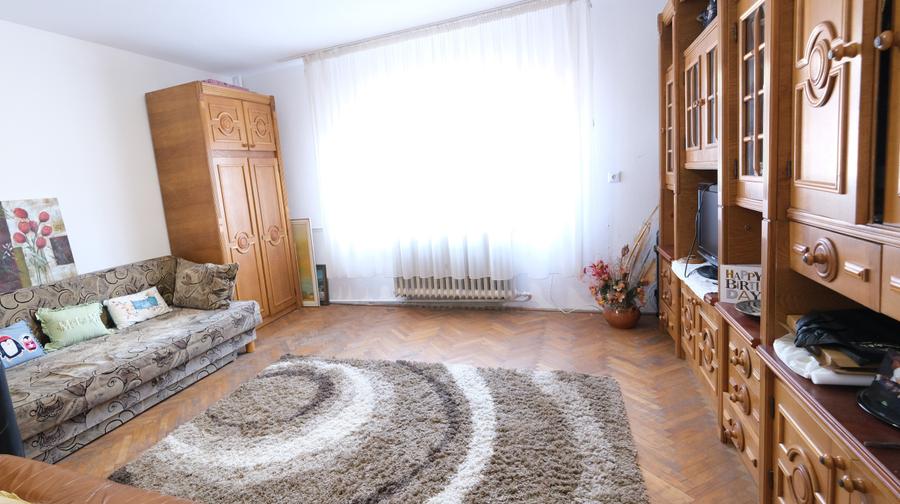 Casă individuală cu 8 camere cu Canalizare în Central