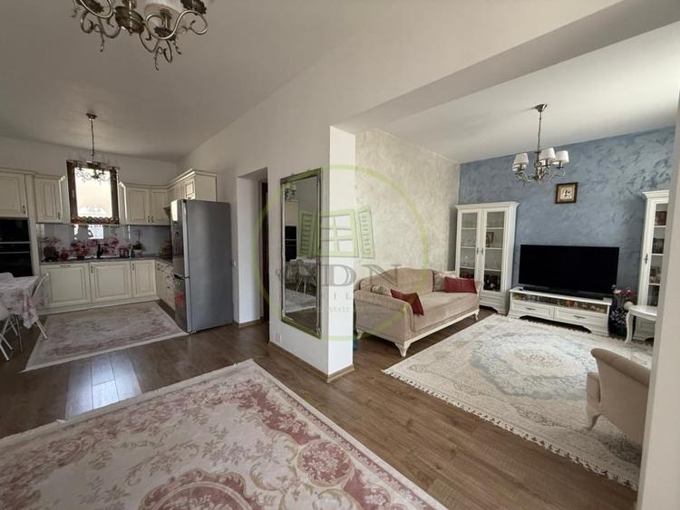 Casă individuală cu 10 camere cu Canalizare în Central