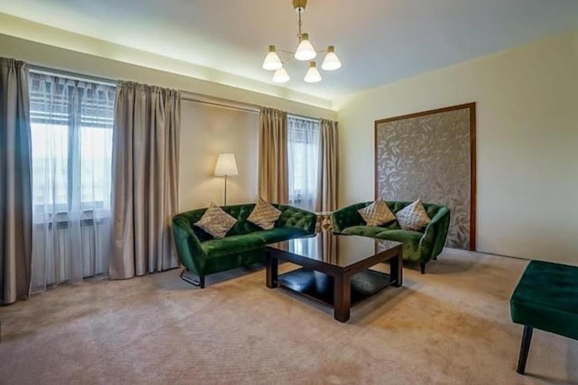 Apartament cu 5 camere semidecomandat în Unirii