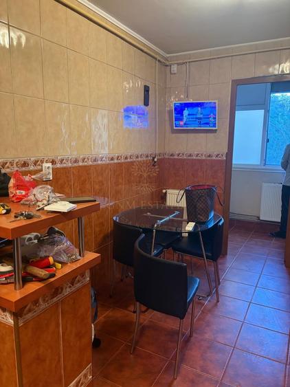 Apartament cu 3 camere semidecomandat, mobilat în Crângași