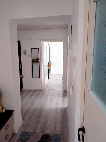 Apartament cu 3 camere decomandat, mobilat în Craiter