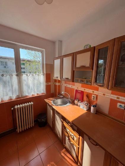 Apartament cu 3 camere semidecomandat în Splai Bahlui