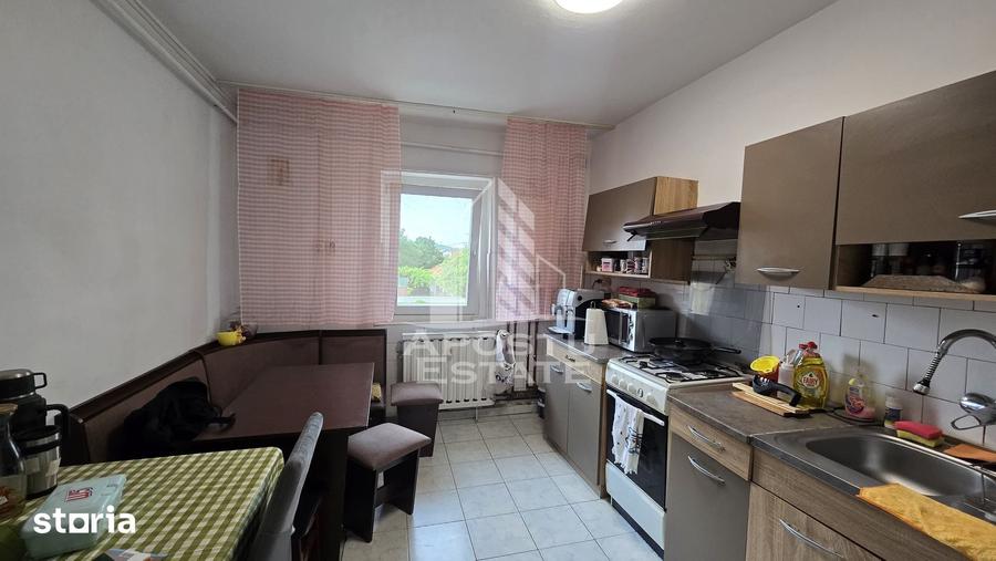 Apartament cu 4 camere semidecomandat, mobilat în Aradului