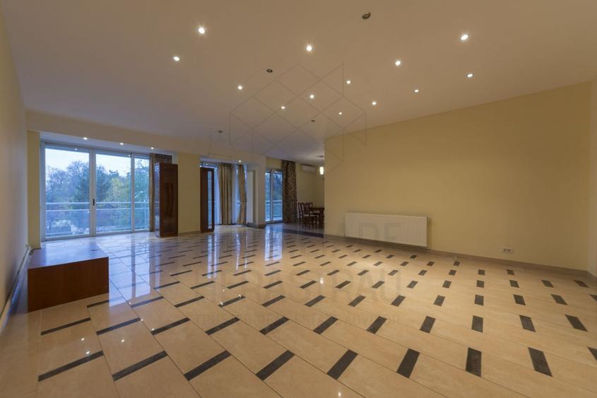 Apartament cu 4 camere semidecomandat, mobilat în Primăverii