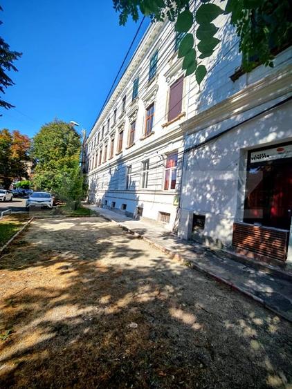 Apartament cu 3 camere semidecomandat în P-ța Maria