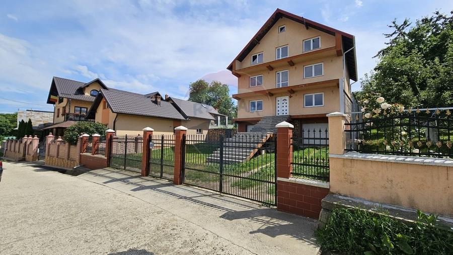 Casă individuală cu 12 camere cu Teren 724 Mp în Sfântu Ilie