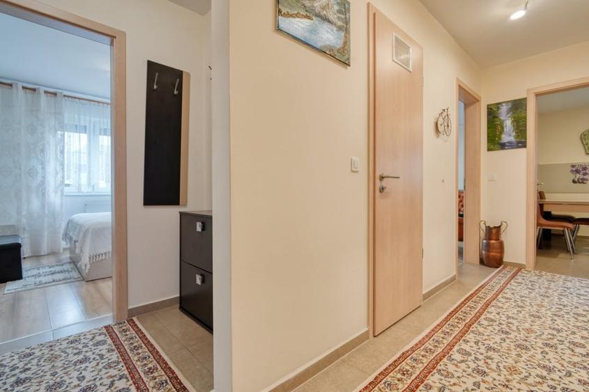 Apartament cu 3 camere decomandat, mobilat în Tractorul
