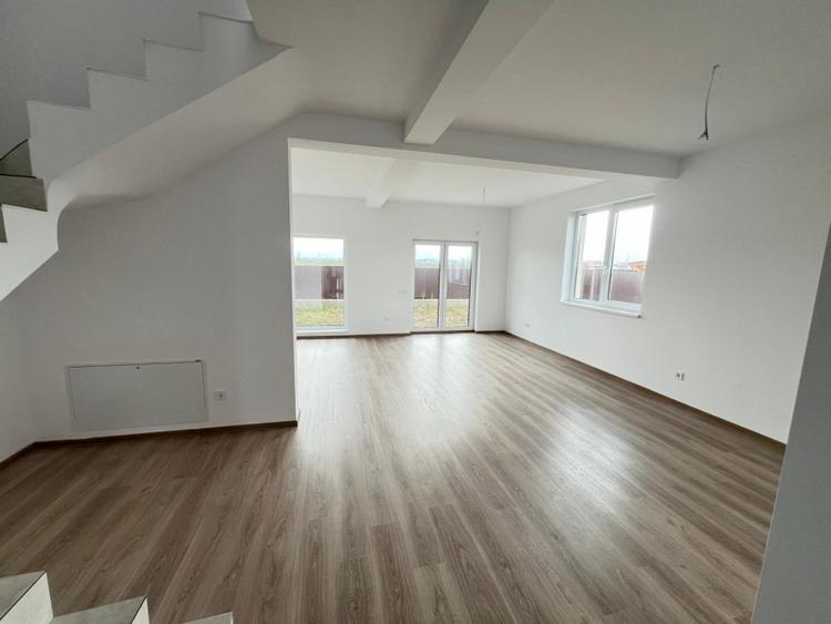 Duplex cu 4 camere cu Canalizare în Sânpetru