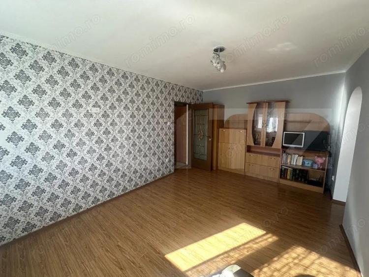 Apartament cu 3 camere semidecomandat în Micro 16