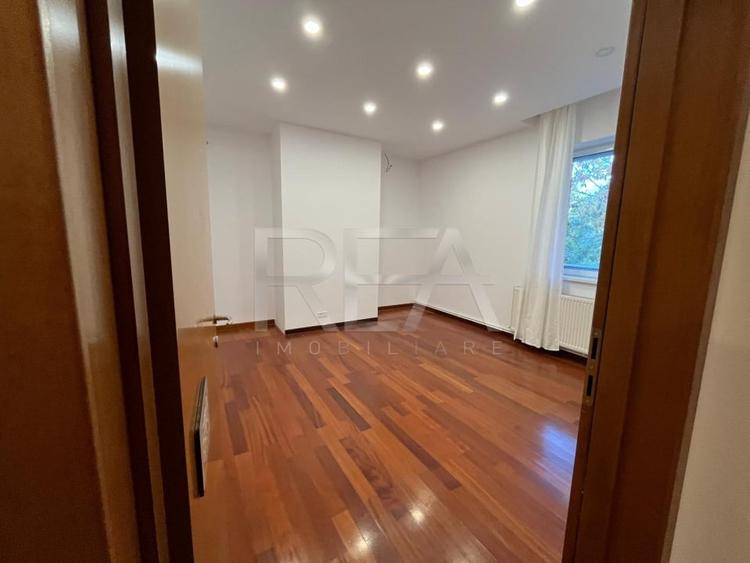 Apartament cu 5 camere decomandat în Primăverii