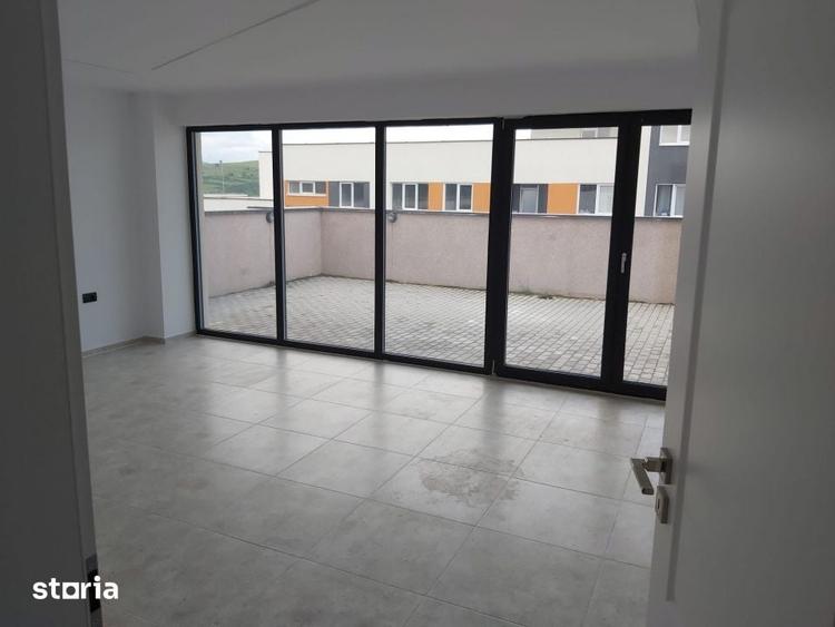Apartament cu 4 camere semidecomandat în Dâmbul Rotund