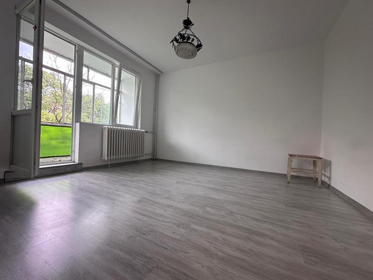 Apartament cu 3 camere decomandat în Drumul Taberei