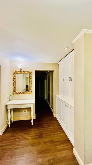 Apartament cu 3 camere decomandat în Trocadero