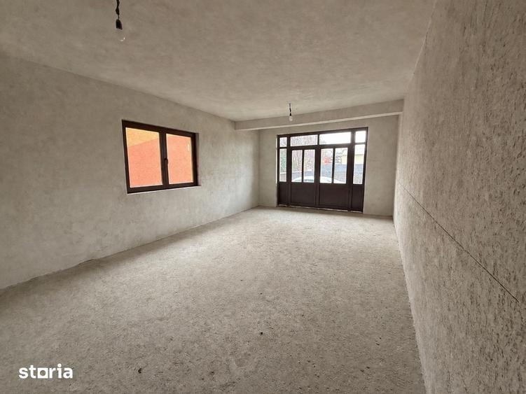 Casă cu 9 camere cu Teren 1200 Mp în Curtești