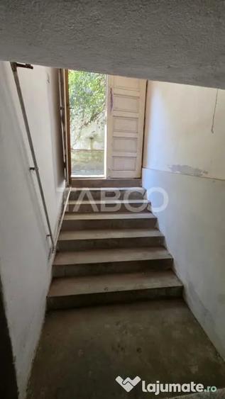 Casă cu 2 camere cu Teren 720 Mp în Petrești