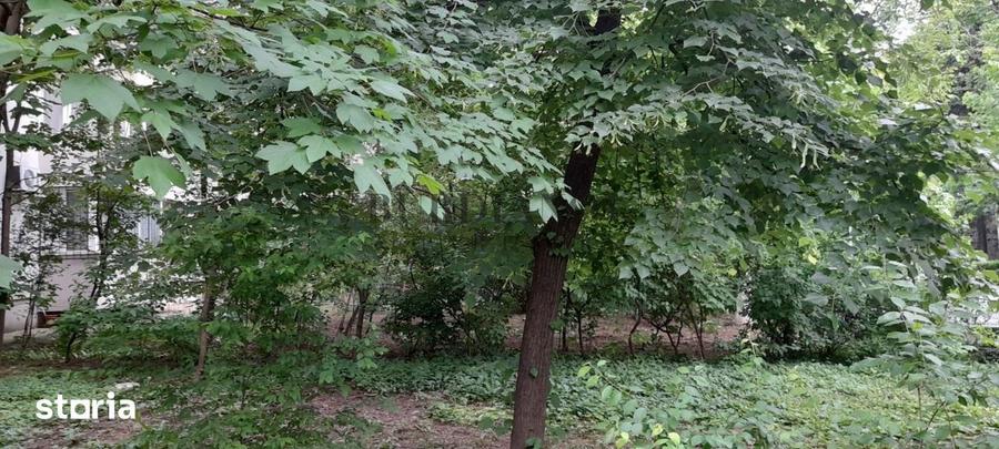 Apartament cu 3 camere semidecomandat, mobilat în Titan