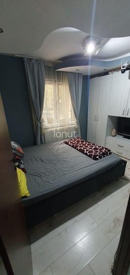 Vand apartament 2 camere piata resita
