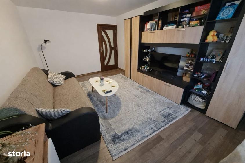 Apartament cu 3 camere decomandat, mobilat în Nicolina