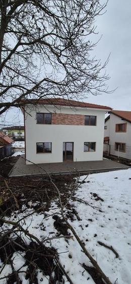 Casă individuală cu 4 camere cu Canalizare în Dezmir
