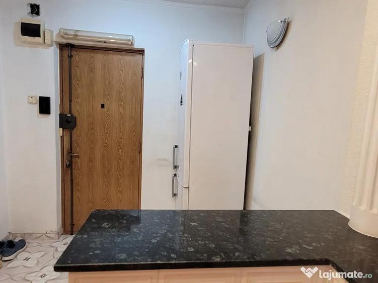 Apartament cu 5 camere decomandat în Păcii