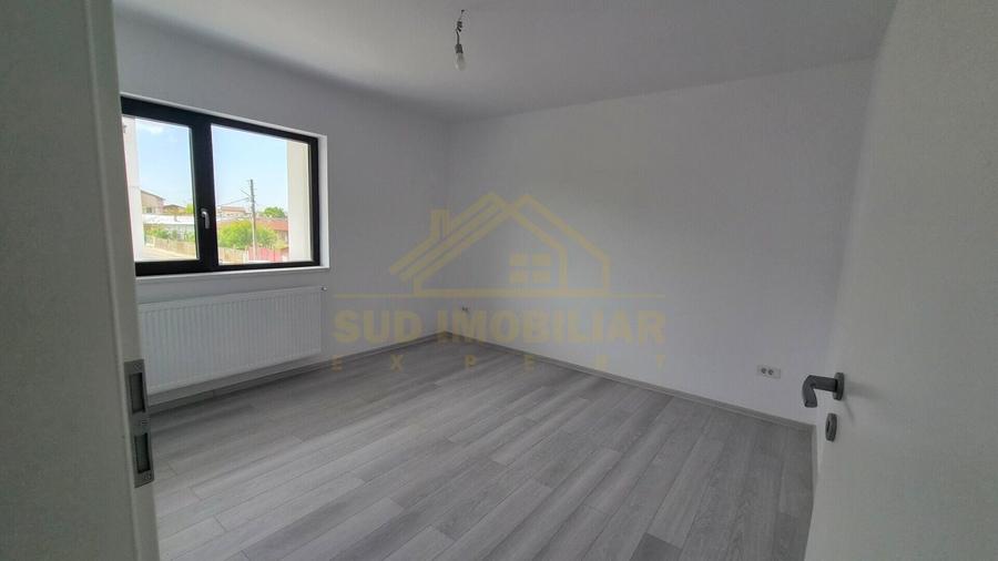 Duplex cu 7 camere cu Canalizare în Central