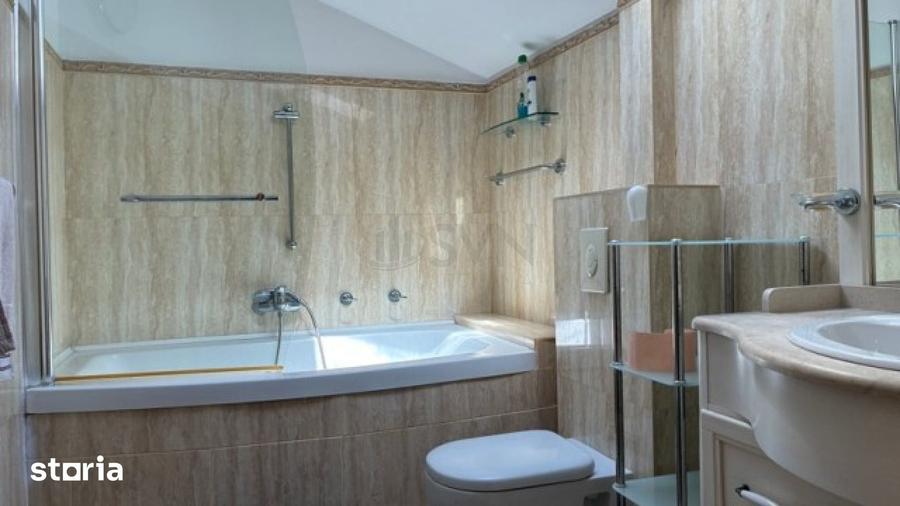 Casă cu 5 camere decomandat cu Teren 500 Mp în Central