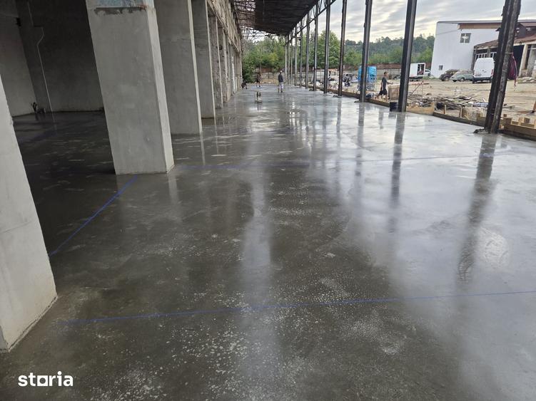 Spațiu comercial, de 360 mp, în Poiana