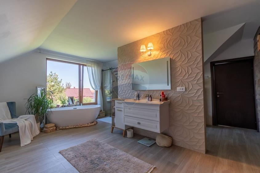 Casă individuală cu 9 camere cu Teren 2000 Mp în Feleacu