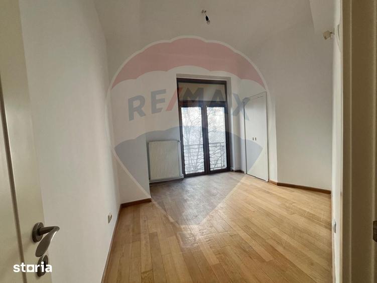 Apartament cu 6 camere în Romană