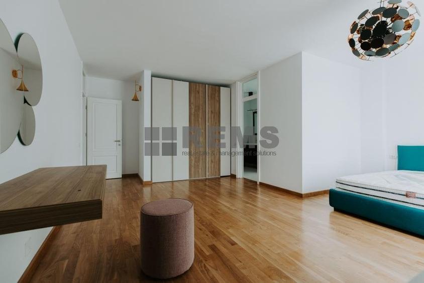 Apartament cu 3 camere semidecomandat, mobilat în Central
