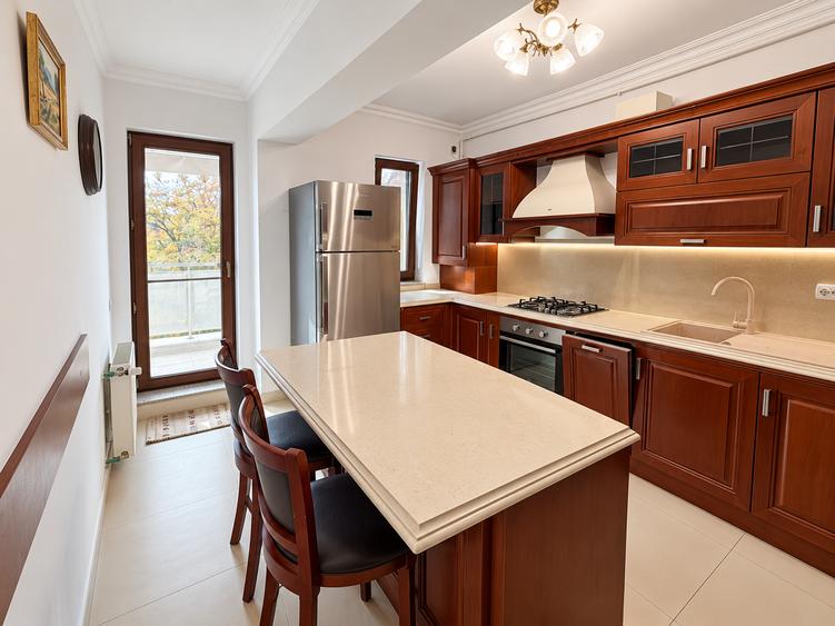 Apartament cu 3 camere semidecomandat în P-ța Victoriei