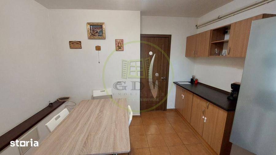 Apartament cu 3 camere decomandat în Rovine