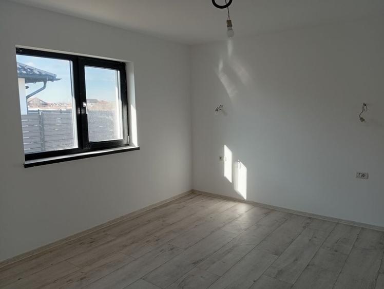 Casă cu 4 camere cu Teren 400 Mp în Bradu