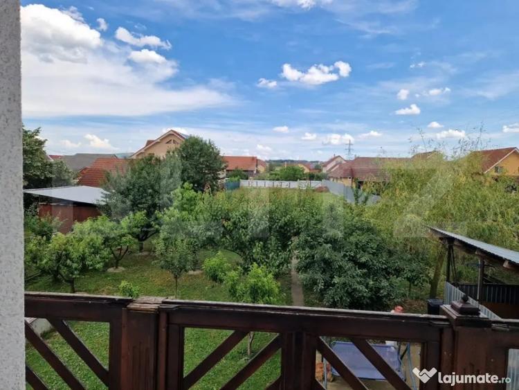 Casă cu 6 camere cu Teren 941 Mp în Sânmartin