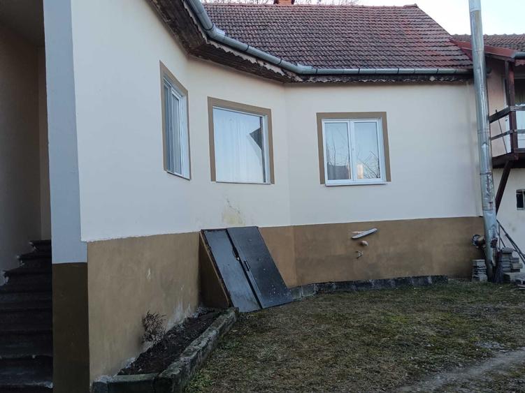 Casă cu 4 camere în Mândra