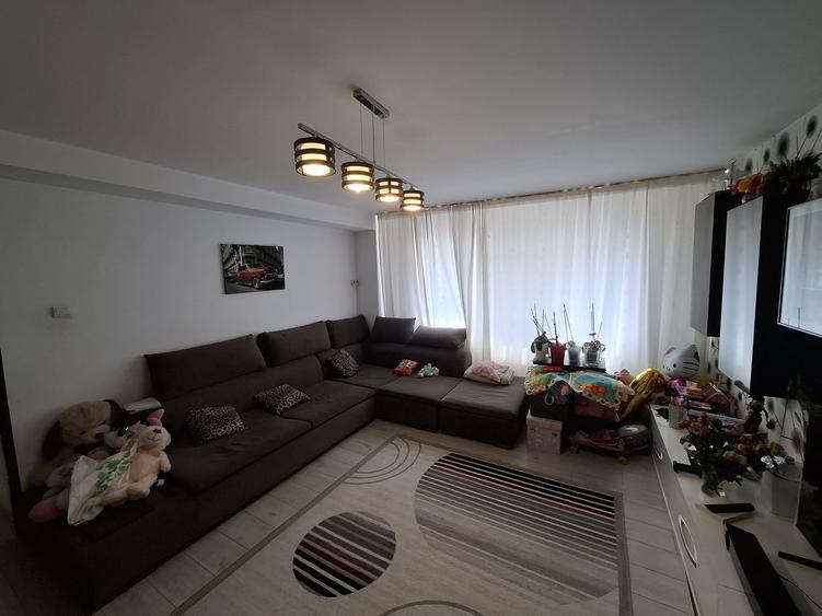 Apartament cu 4 camere decomandat, mobilat în Poarta 6