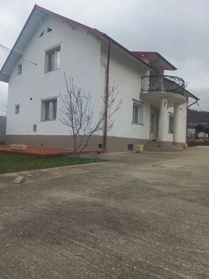 Casă cu Teren 1300 Mp în Leordeni