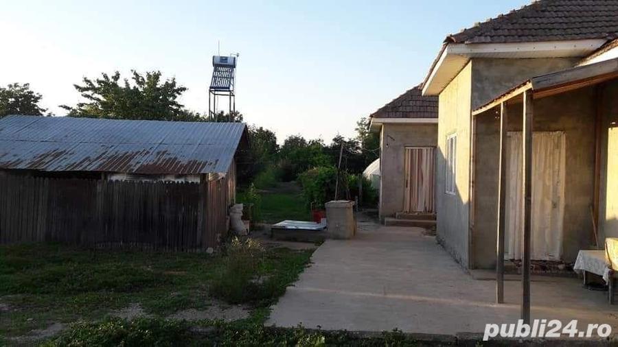 Casă cu 6 camere în Moldoveni