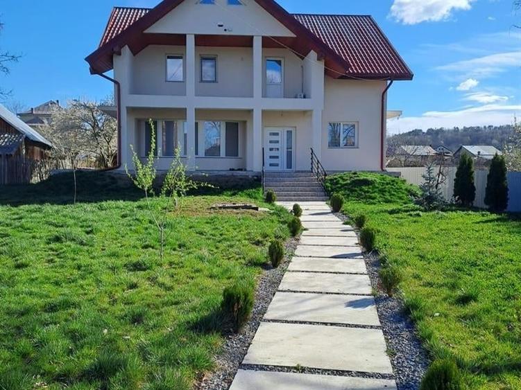 Casă individuală cu 3 camere cu Teren 2200 Mp în Șcheia