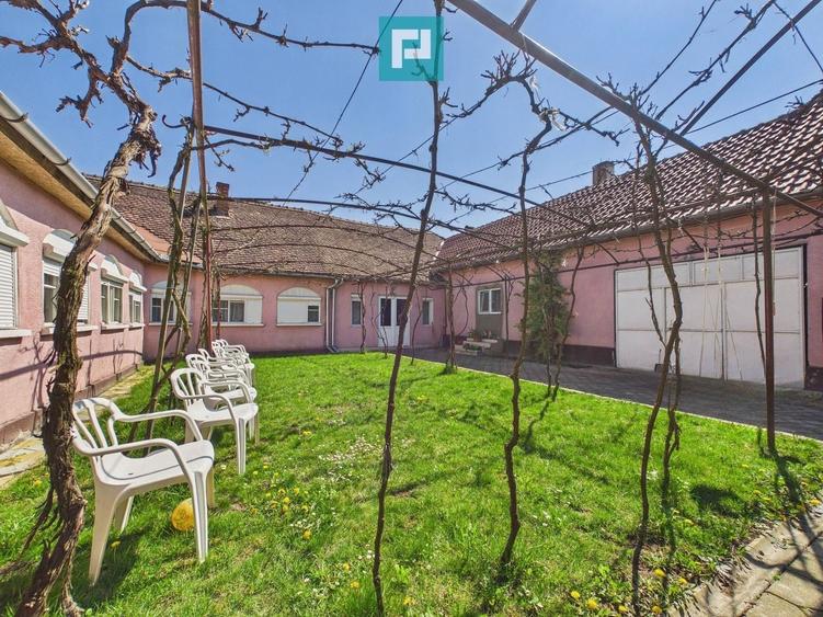 Casă individuală cu 7 camere cu Canalizare în Almaș