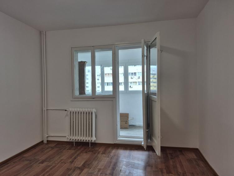 Apartament cu 4 camere semidecomandat în Colentina