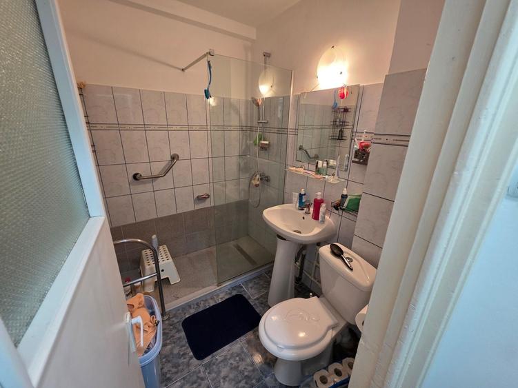 Apartament cu 2 camere semidecomandat, mobilat în Central