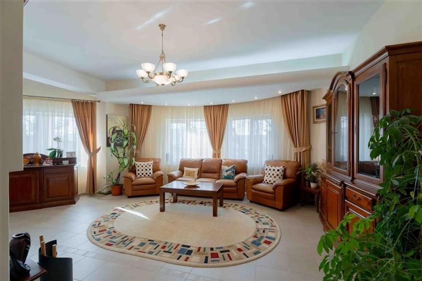 Casă individuală cu 7 camere cu Teren 1200 Mp în Tomești