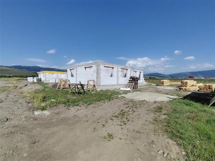 Casă individuală cu 4 camere cu Canalizare în Lăzarea