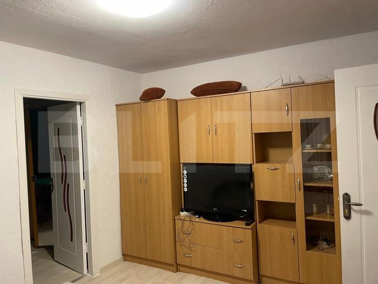 Apartament cu 3 camere semidecomandat, mobilat în Rovinari