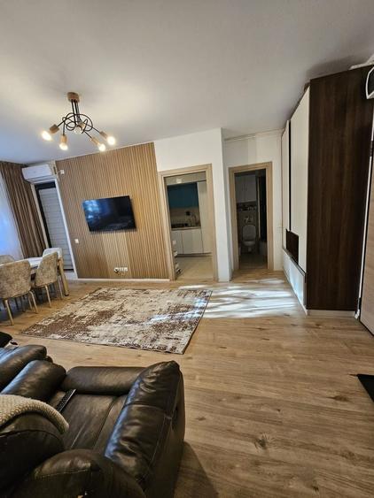 Apartament cu 3 camere semidecomandat, mobilat în Băneasa