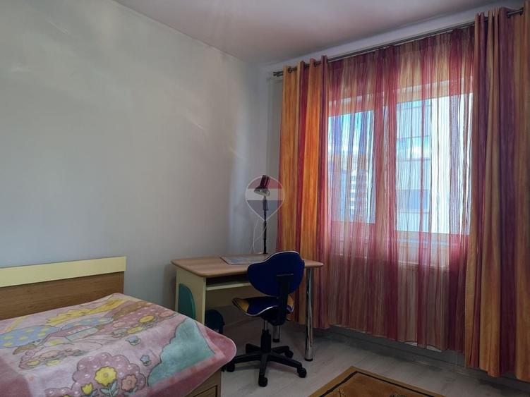 Apartament cu 3 camere semidecomandat în Florești