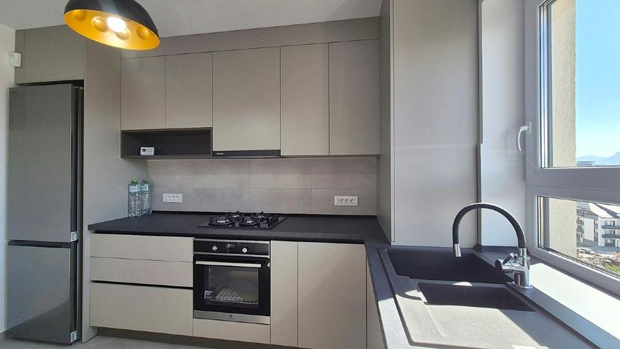 Apartament cu 3 camere decomandat în Tractorul