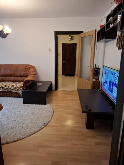 Apartament cu 3 camere semidecomandat, mobilat în P-ța Reșița